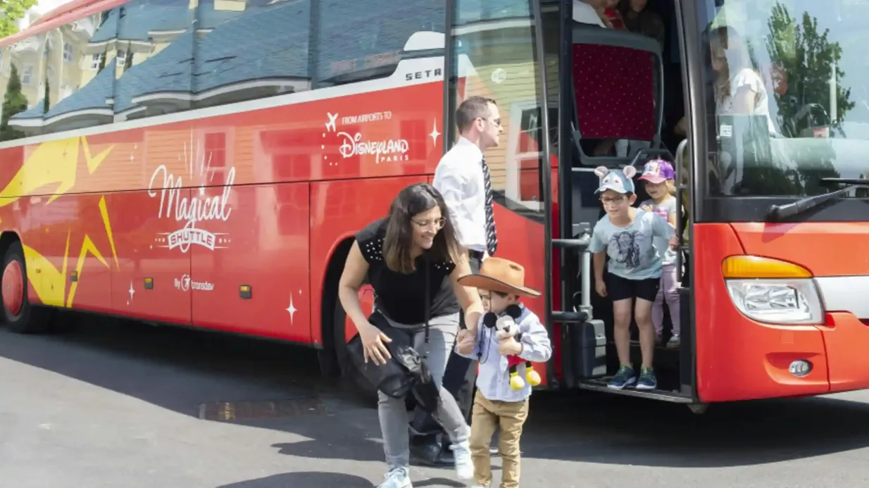 Paris : Transfert en bus aller simple de l'aéroport Charles de Gaulle à Disneyland