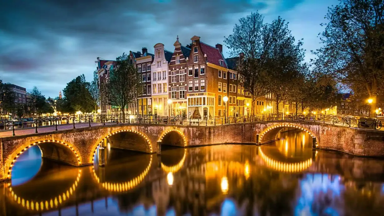 Amsterdam: Grachtenrundfahrt mit Burger & Pommes