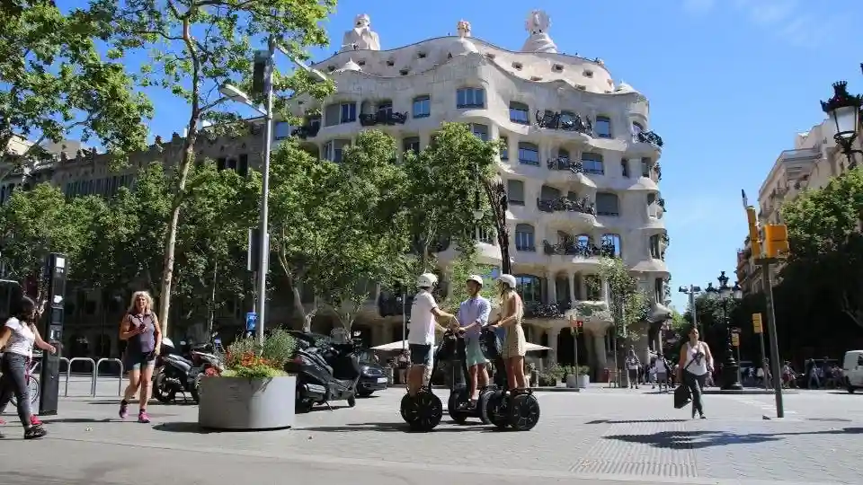Barcellona: Tour in segway di Gaudí Fornito da Orange Fox LLC