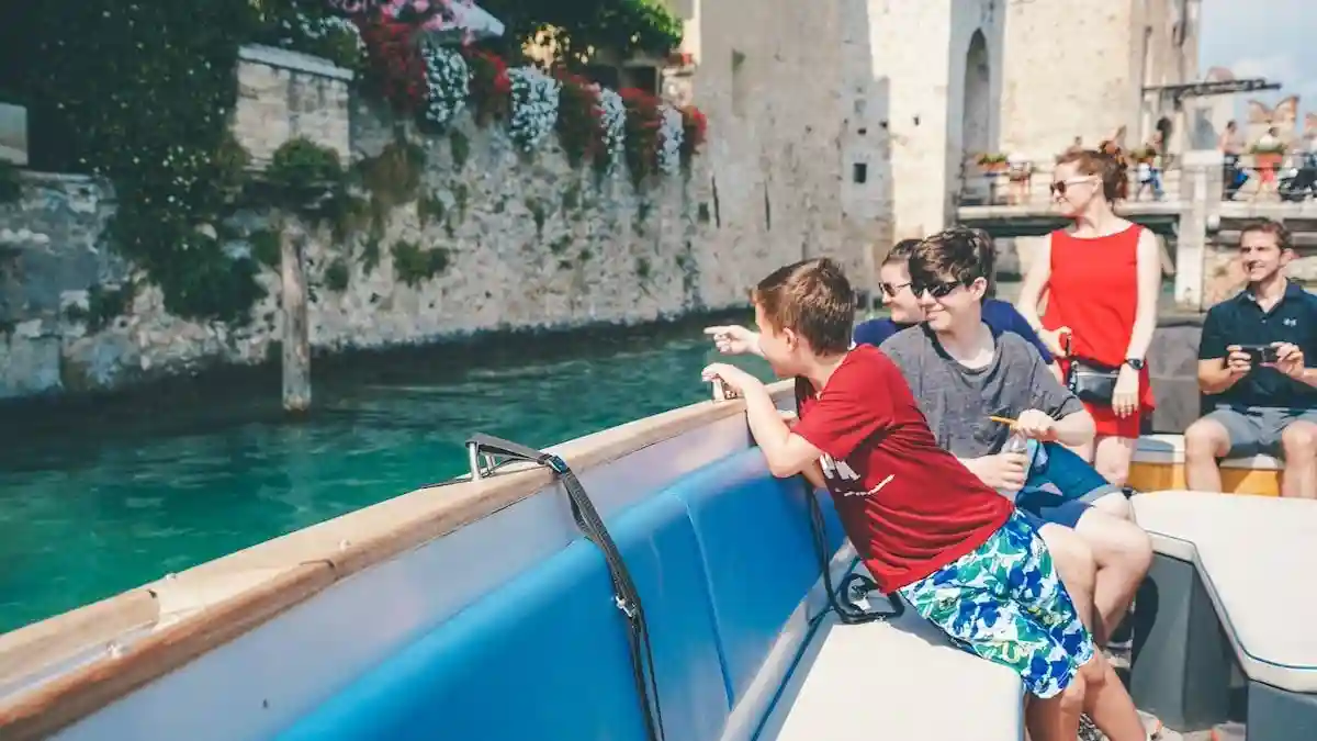 Sirmione: Tour zu Fuß + Bootstour Bereitgestellt von Ways Srl SB