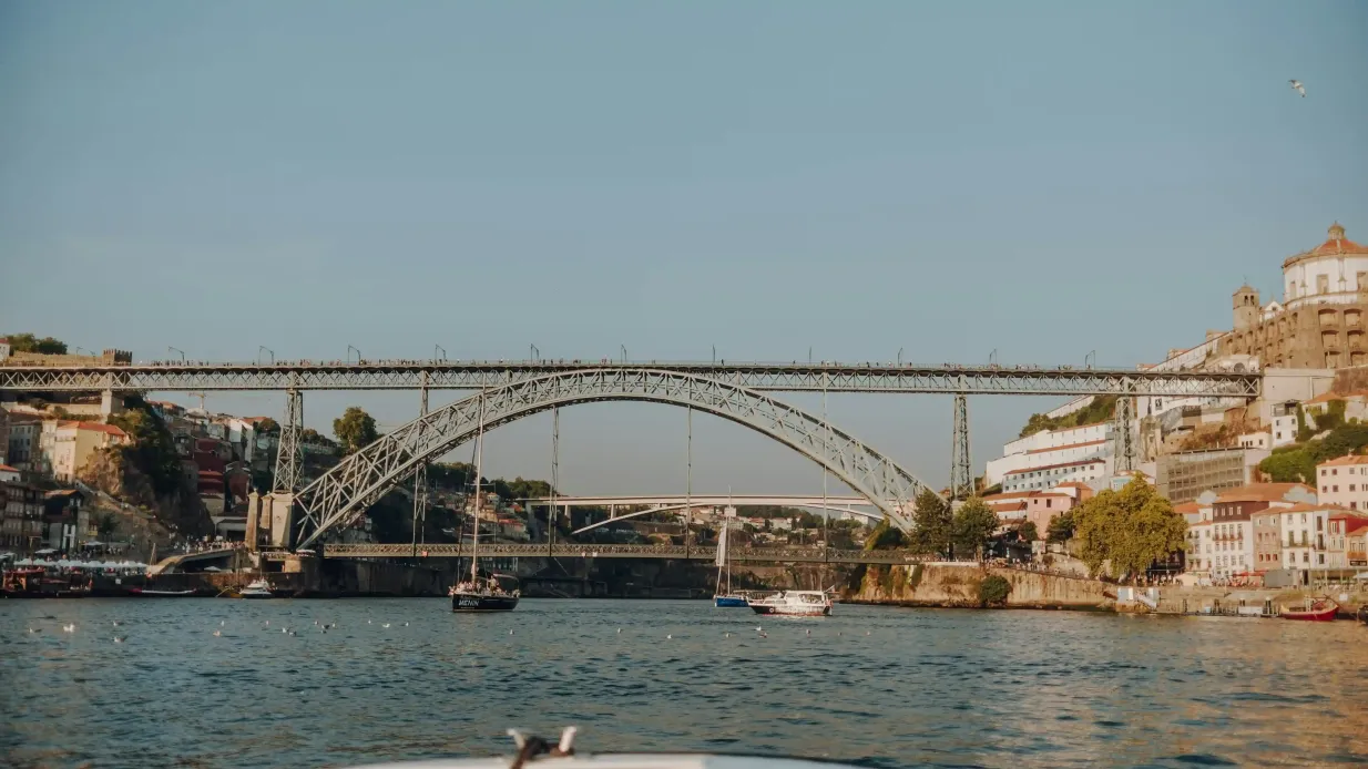 Porto: Cruzeiro de barco no rio Douro com vinho do Porto