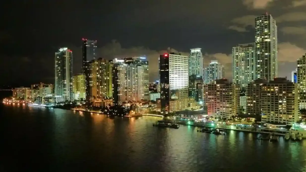 Miami: Paseo en barco nocturno por la Bahía de Biscayne y las Casas de los Millonarios Operado por Attractions4Us LLC