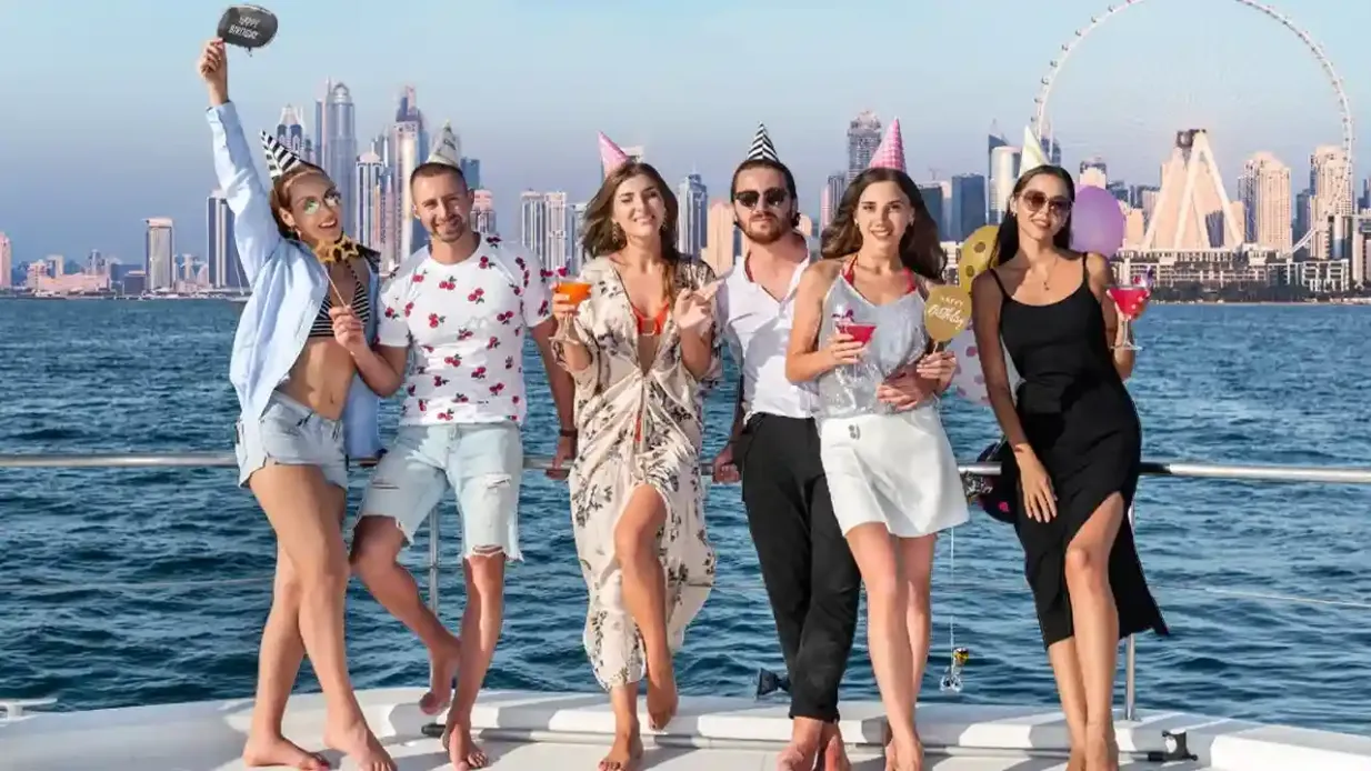 Dubai: Passeio de 2 horas em um iate de luxo + lanches e bebidas