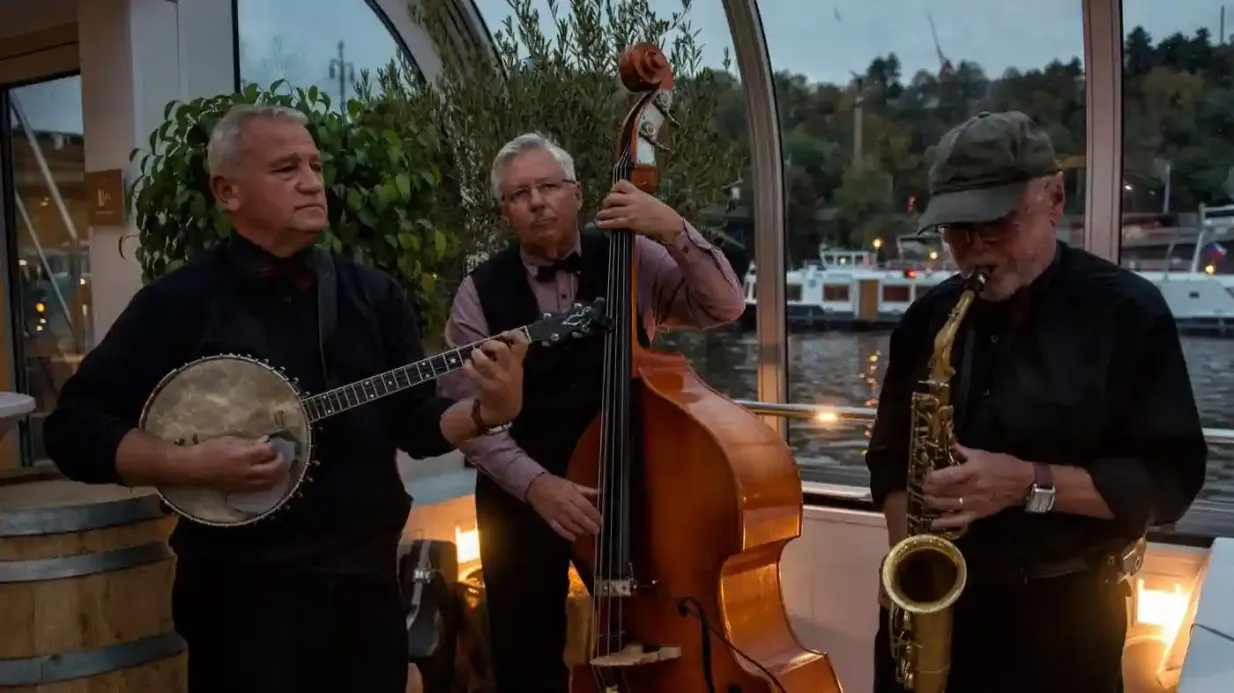 Praga: Tour in barca con cena su una barca di vetro aperta Fornito da Prague Boats