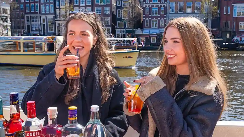 Amsterdam: Grachtenrundfahrt mit optionalen Getränken und Snacks