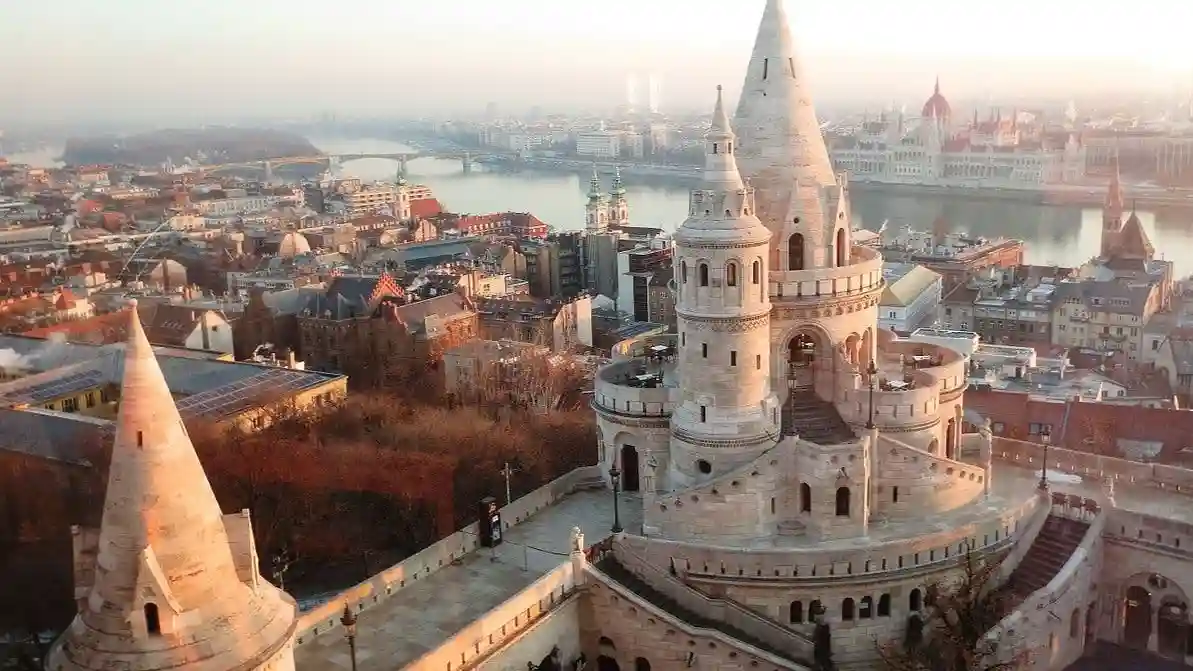 Budapest: Tour guidato del quartiere del castello + giro turistico in autobus Fornito da Eurama Kft