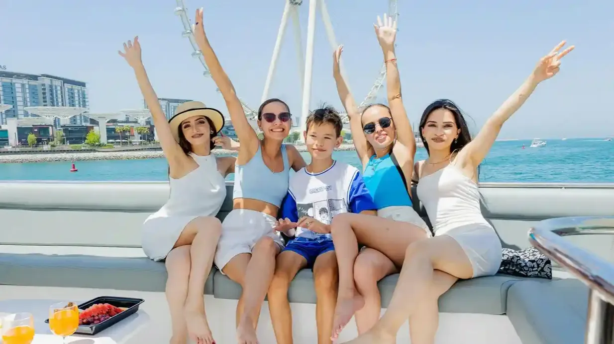 Hafen von Dubai: 2-stündige Luxus-Yacht-Tour mit Essen und Getränken