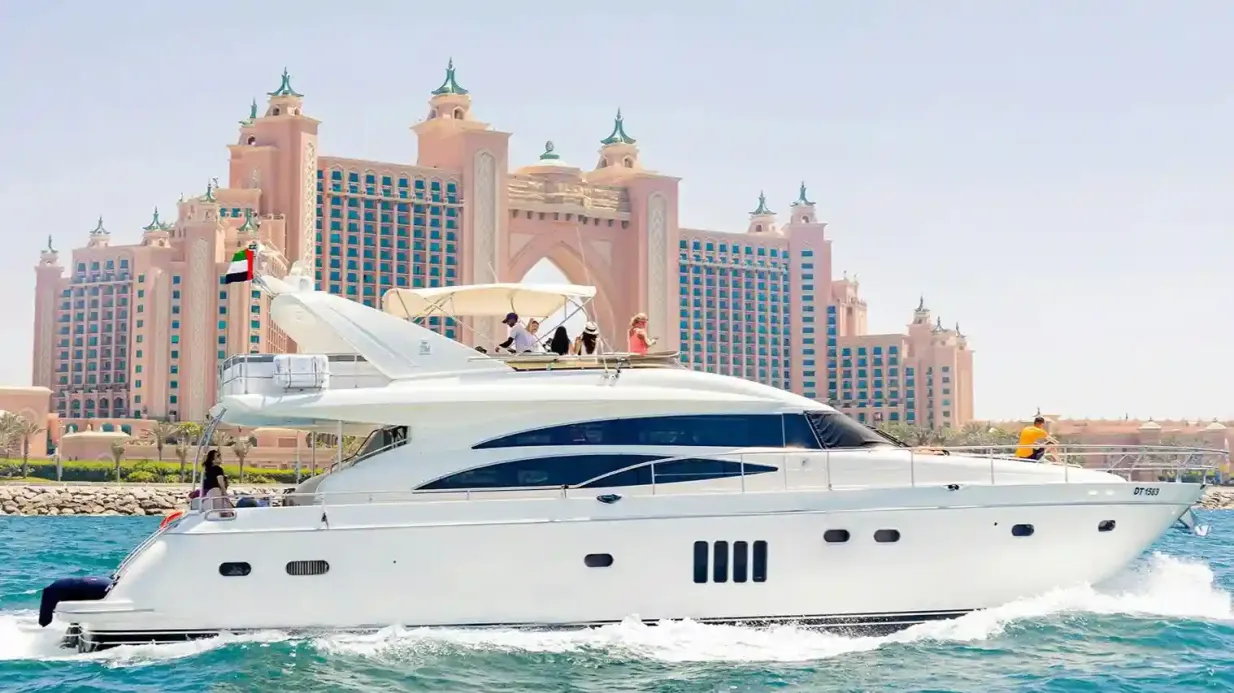 Puerto de Dubai: Excursión nocturna de 3 horas en yate por Atlantis con barbacoa en directo