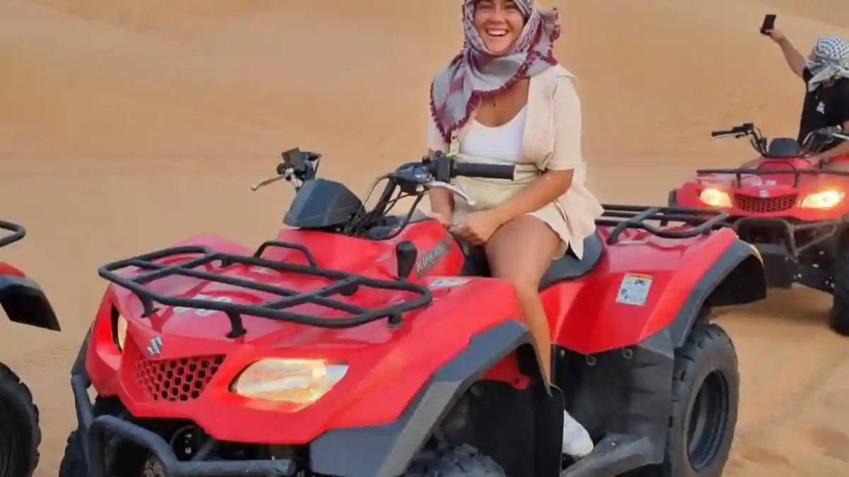 Désert de Dubaï : Safari dans les dunes rouges avec quad, sandboarding et chameaux