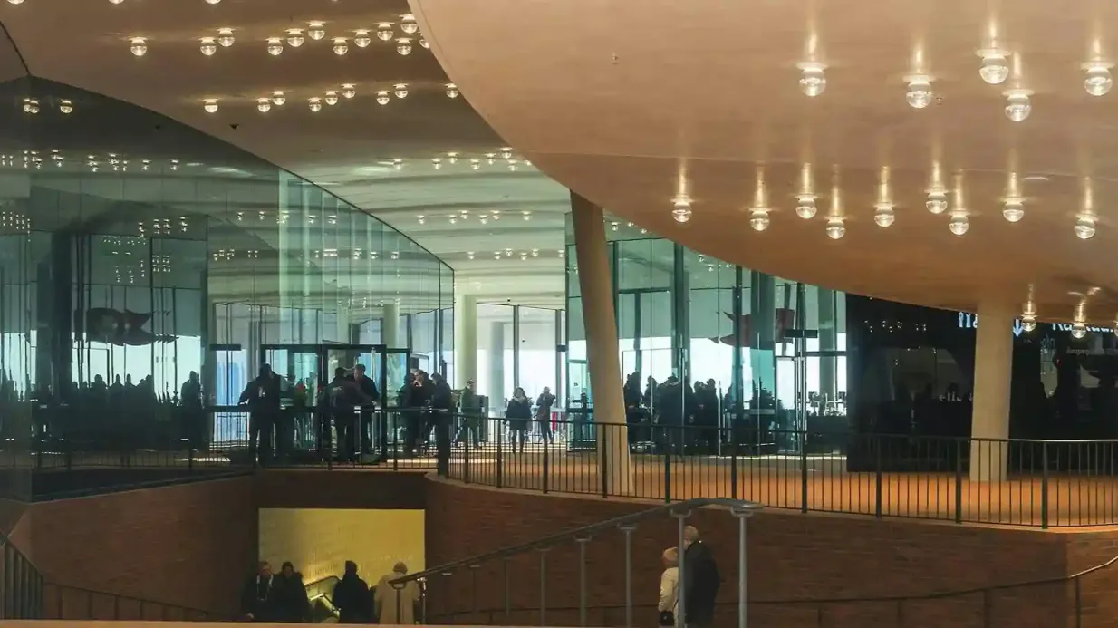 Premium-Elphi-Plaza-Führung mit Franzbrötchen und Kaffee