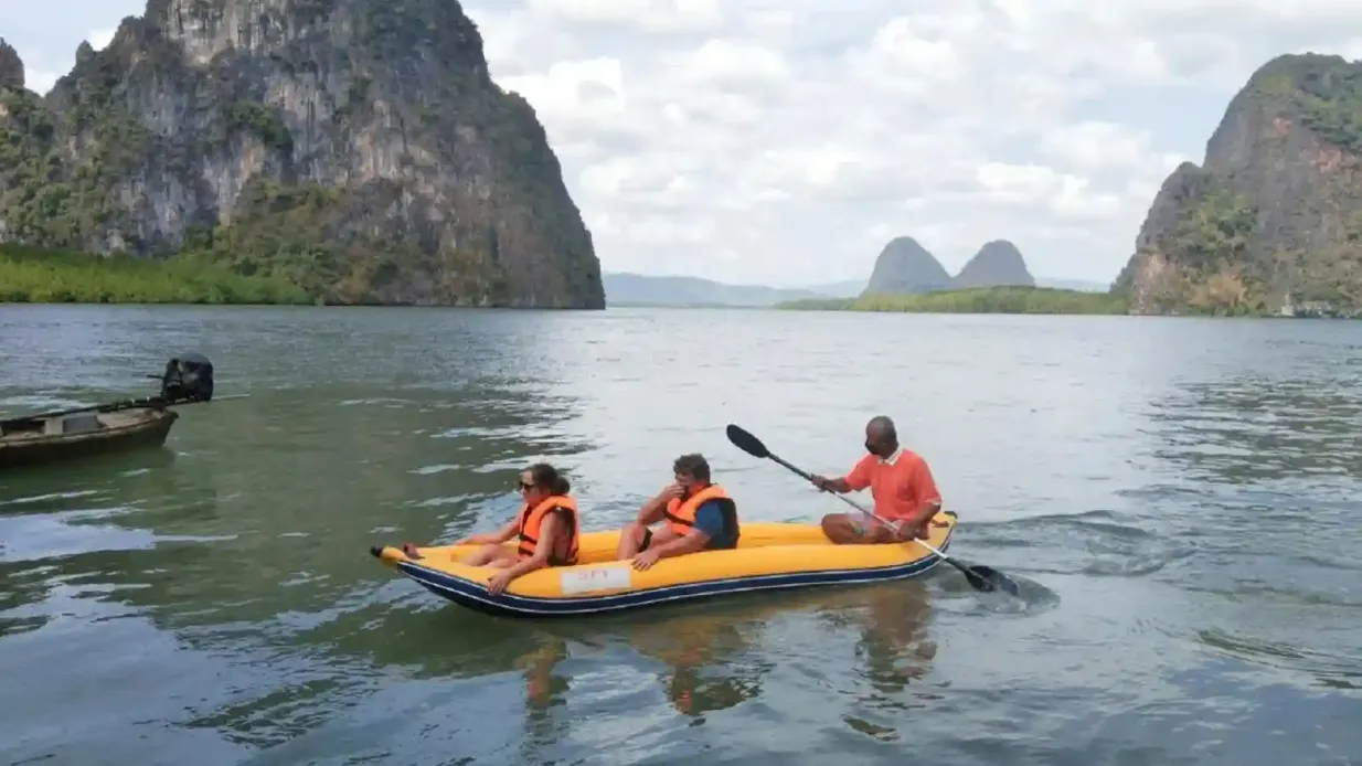 Von Phuket aus: Ganztägige James Bond Insel- und Kanutour mit dem Longtailboot Bereitgestellt von TripGuru