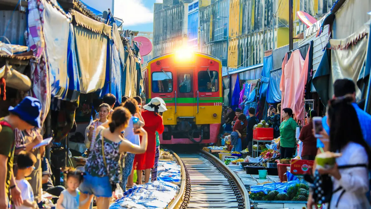 De Bangkok: Amphawa Floating Market & Maeklong Railway Train Market Tour