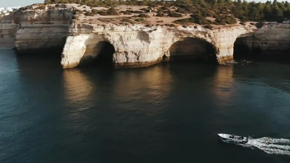 Grutas de Benagil: Passeio de barco a partir de Armação de Pera Organizado por Moments Watersports