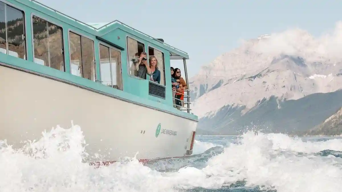 Crucero en barco por el lago Minnewanka Operado por Pursuit Collection (Canada)