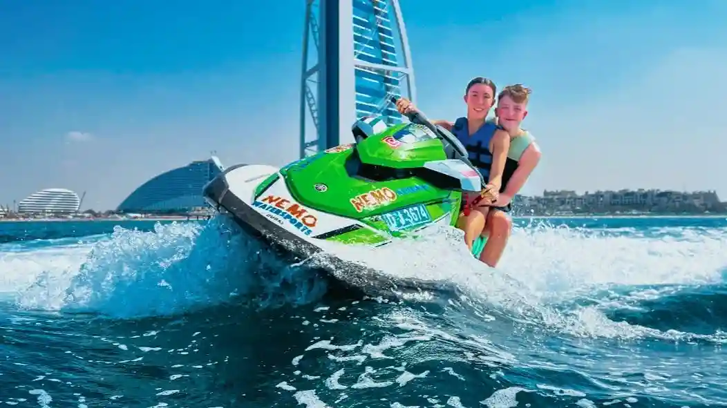 Moto d'acqua a Dubai: 30 minuti di tour del Burj Al Arab + hot dog