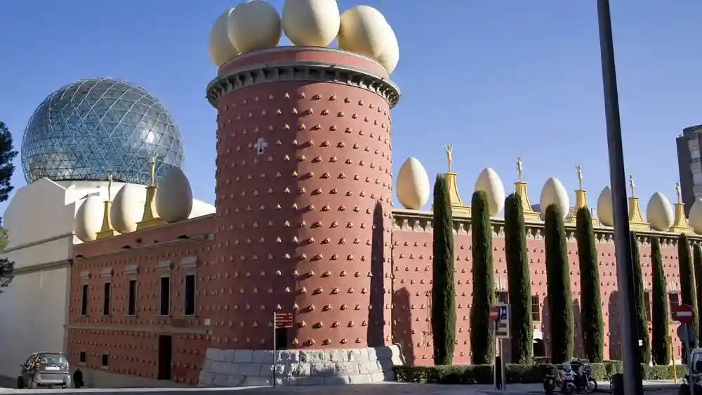 Dalí-Museum und Girona: Eintrittskarte + Geführte Tour ab Barcelona Bereitgestellt von Tiqets International B.V.