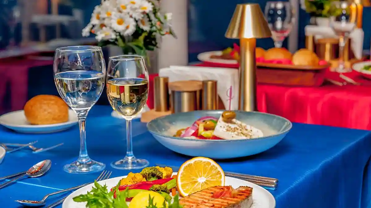 Estambul: Cena en crucero por el Bósforo con espectáculo tradicional de derviches Operado por Bosphorus Tour by Velena Travel