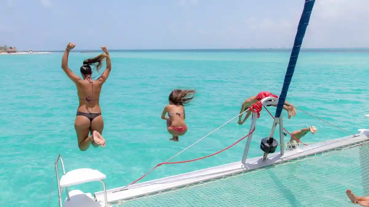 Isla Mujeres: Passeio de catamarã com mergulho com snorkel e clube de praia saindo de Cancún