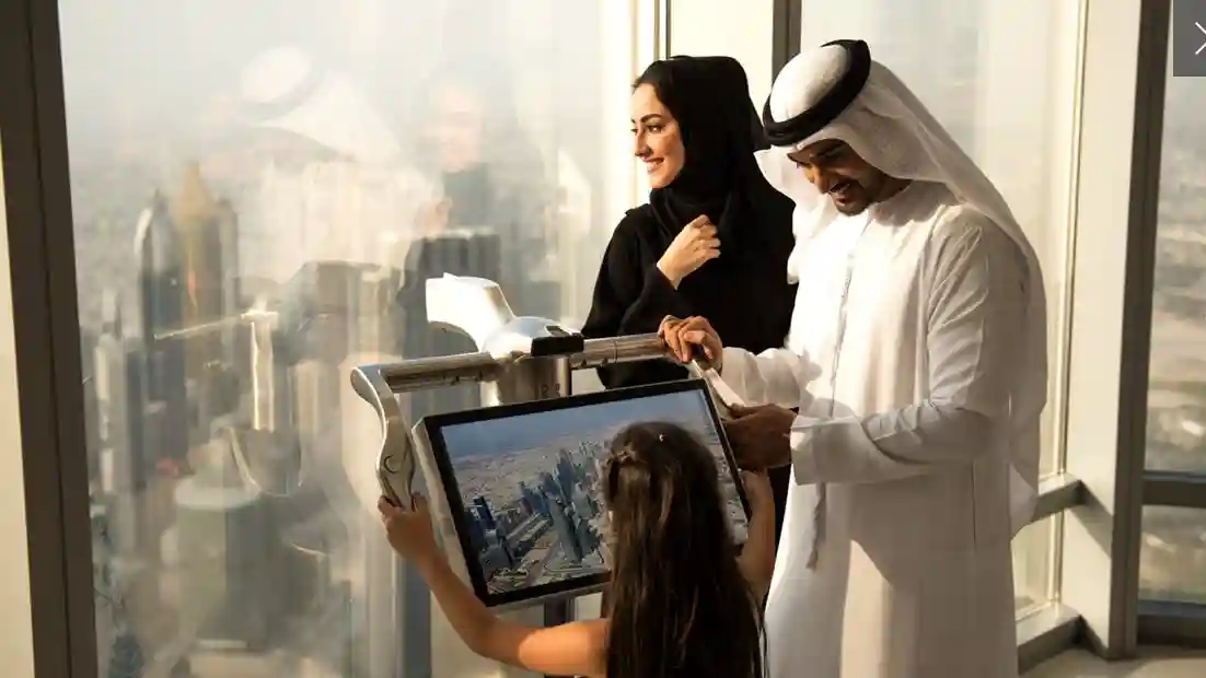 Burj Khalifa: Ganz oben (Etage 124) bei Sonnenaufgang + Gebäck oder Softdrink