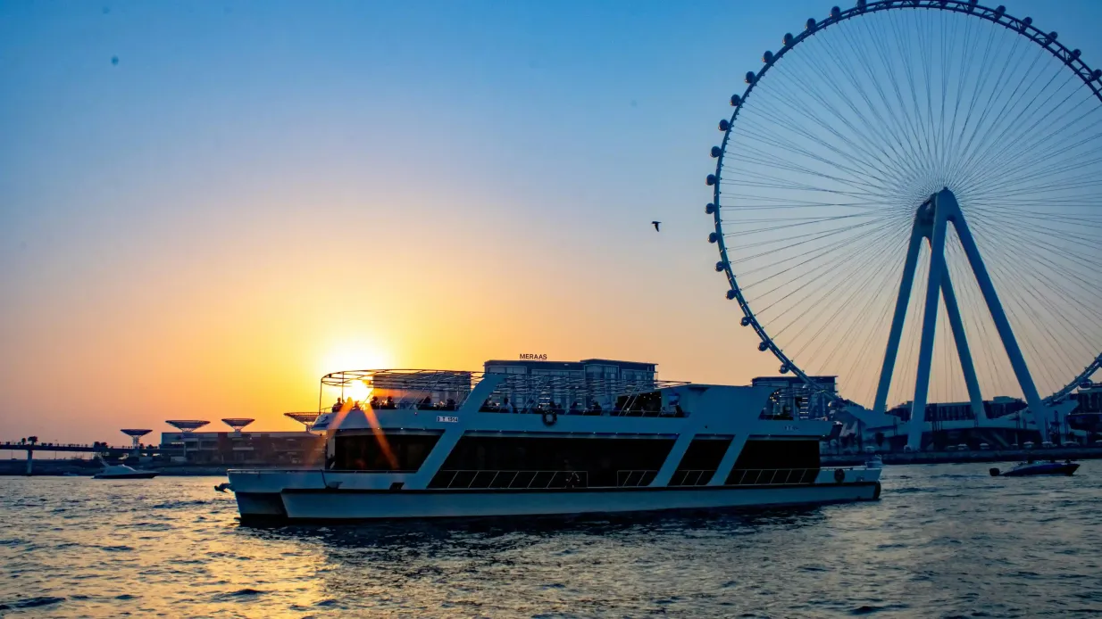 Dubai Marina: Dinner Cruise with Live Music & Open Bar