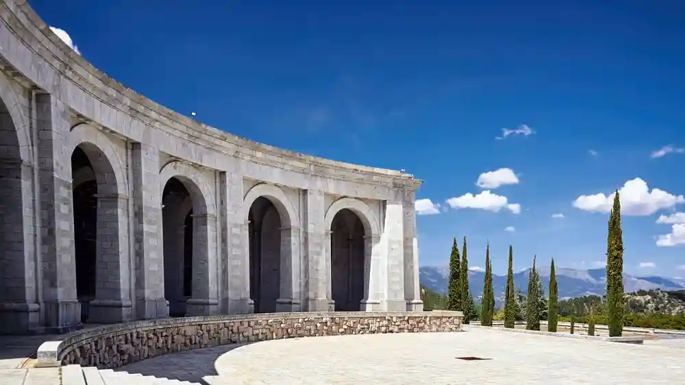 Königliches Kloster von El Escorial + Tal der Gefallenen: Halbtagestour von Madrid aus Bereitgestellt von Julia Travel