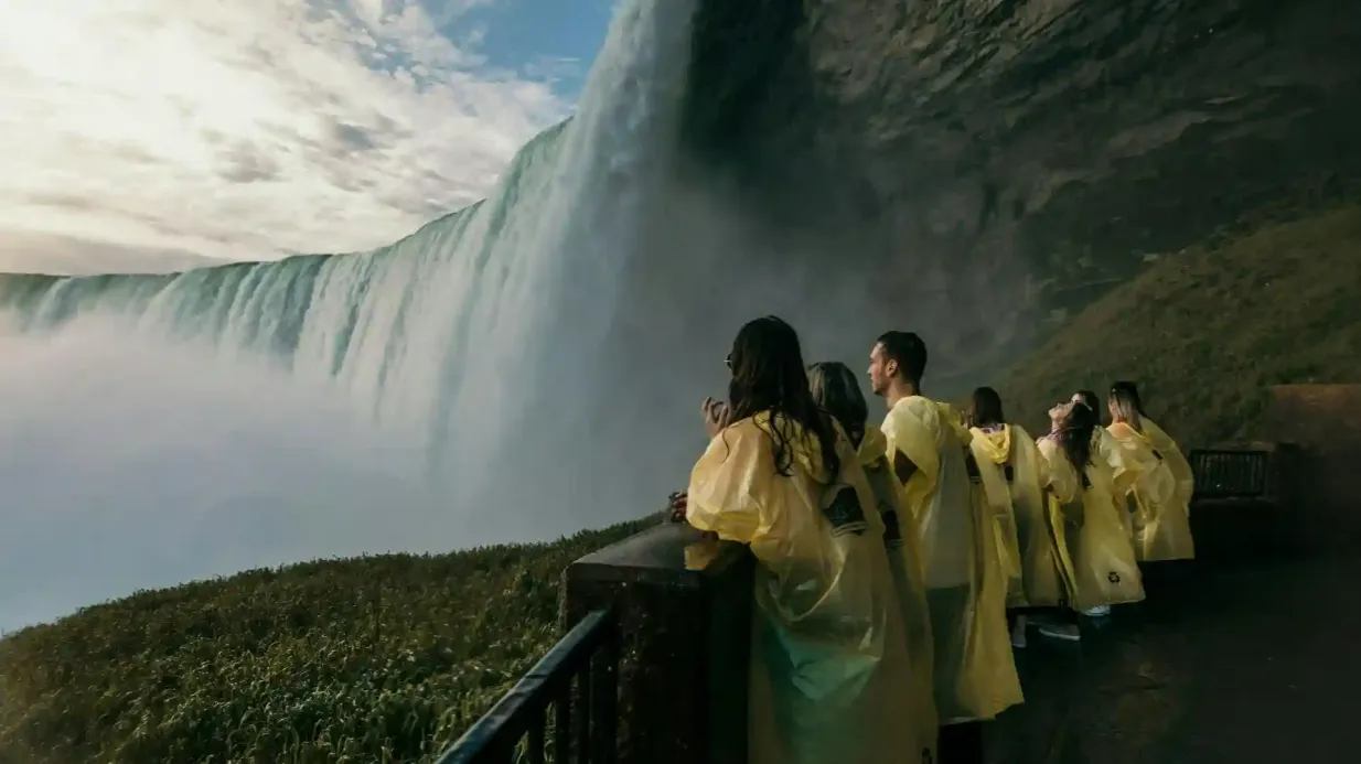Cascate del Niagara (CA): Viaggio dietro le cascate + tour guidato + tour in barca con fuochi d'artificio Fornito da Walks LLC (Canada)