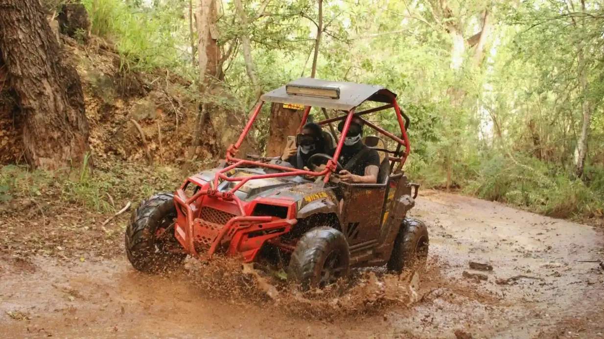 Parc d'aventure Coral Crater : Expérience de VTT tout-terrain + transport depuis Waikiki Fournie par Coral Crater Adventure Park