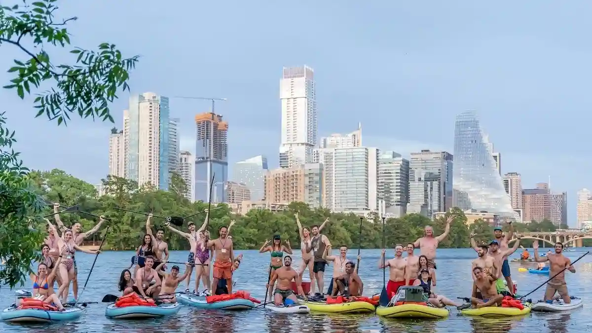 Paddleboarding gigante ao pôr-do-sol com morcegos