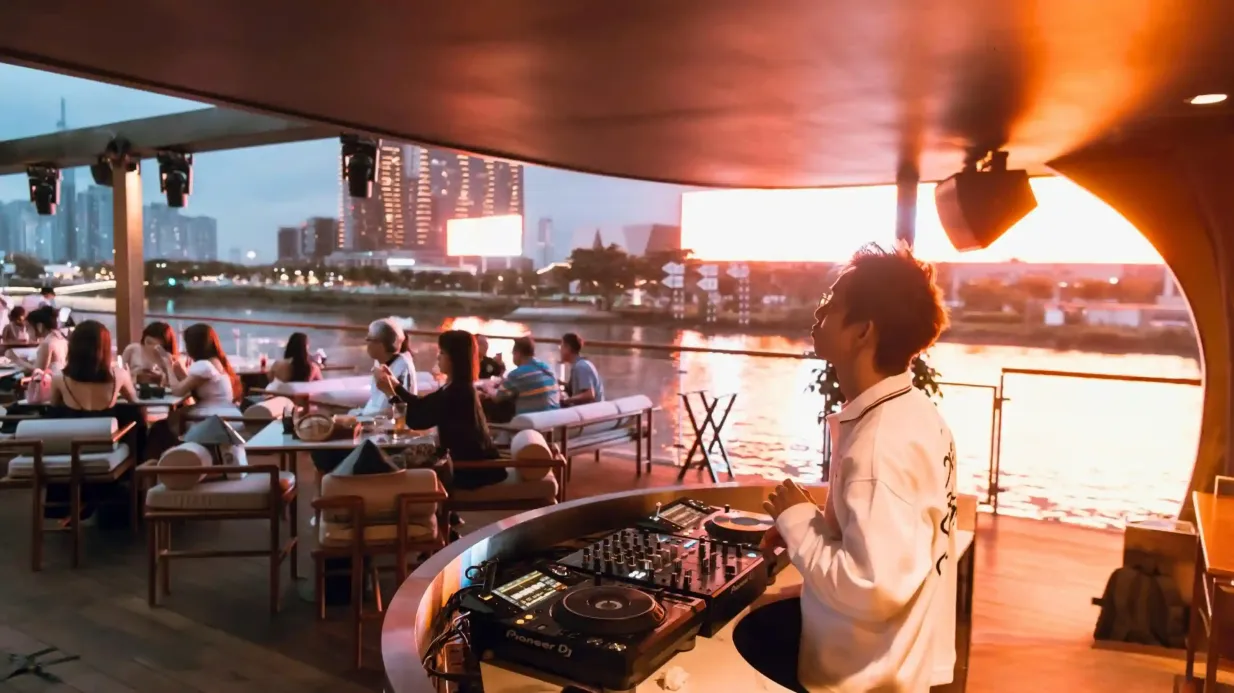 Ho Chi Minh City: Crociera sul fiume Saigon al tramonto o con cena + Drink di benvenuto