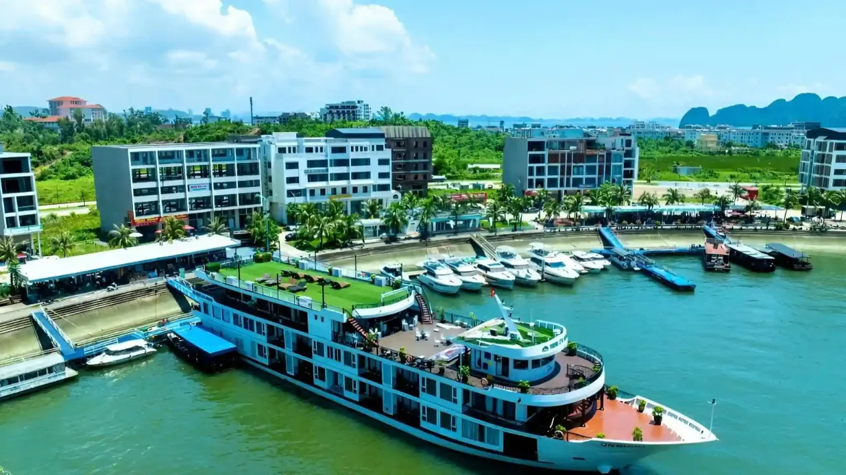 Bahía de Ha Long: 2D1N Verdure Lotus Crucero + Sung Sot y Ti Top + Comidas Operado por SST TRAVEL