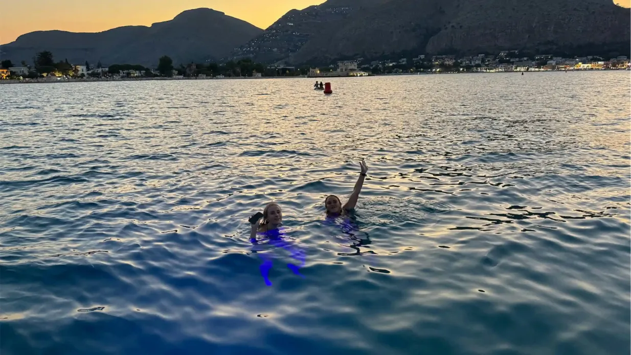 Mondello: Passeio de barco ao pôr do sol a partir de Palermo + paragem para nadar + aperitivo