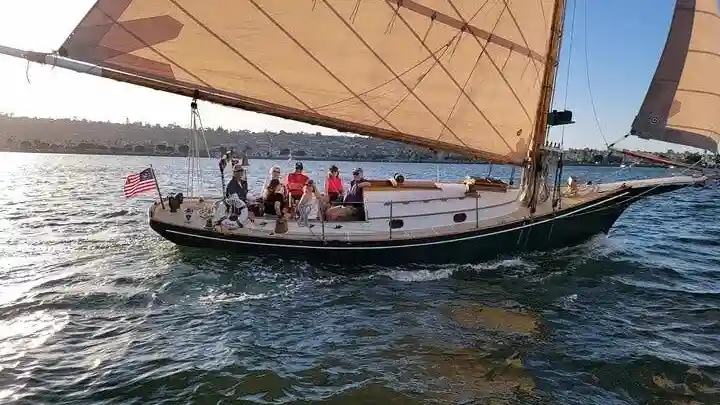 Baía de San Diego: Passeio de barco ao pôr-do-sol a bordo de um iate clássico Organizado por Fareharbor Marketplace USD
