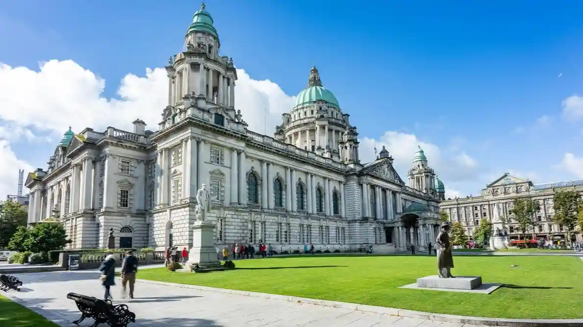 Belfast: Hop-on Hop-off Bus Tour + Eintritt Titanic Belfast Museum + Zugticket