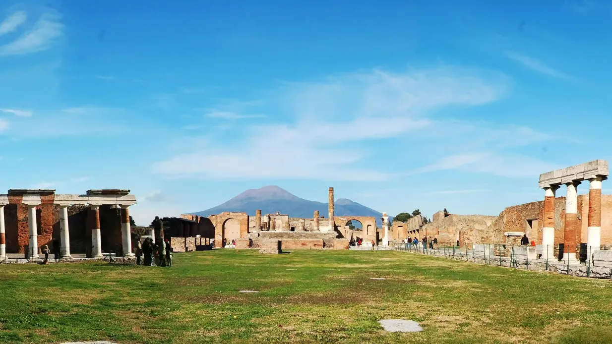 Pompei: Tour guidato + Viaggio di andata e ritorno da Napoli Fornito da Around Vesuvio
