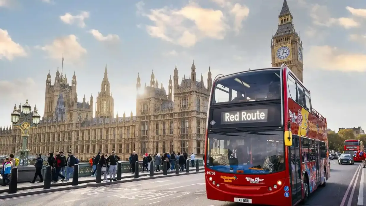 London: Roundtrip Uber Boat & 1-Day Hop-on Hop-off Bus Pass