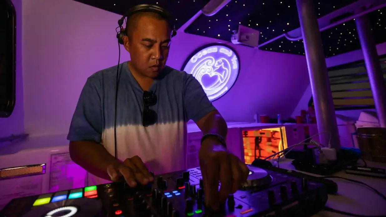 Waikiki: tour in barca con alcolici e DJ dal vivo Fornito da Fareharbor Marketplace USD