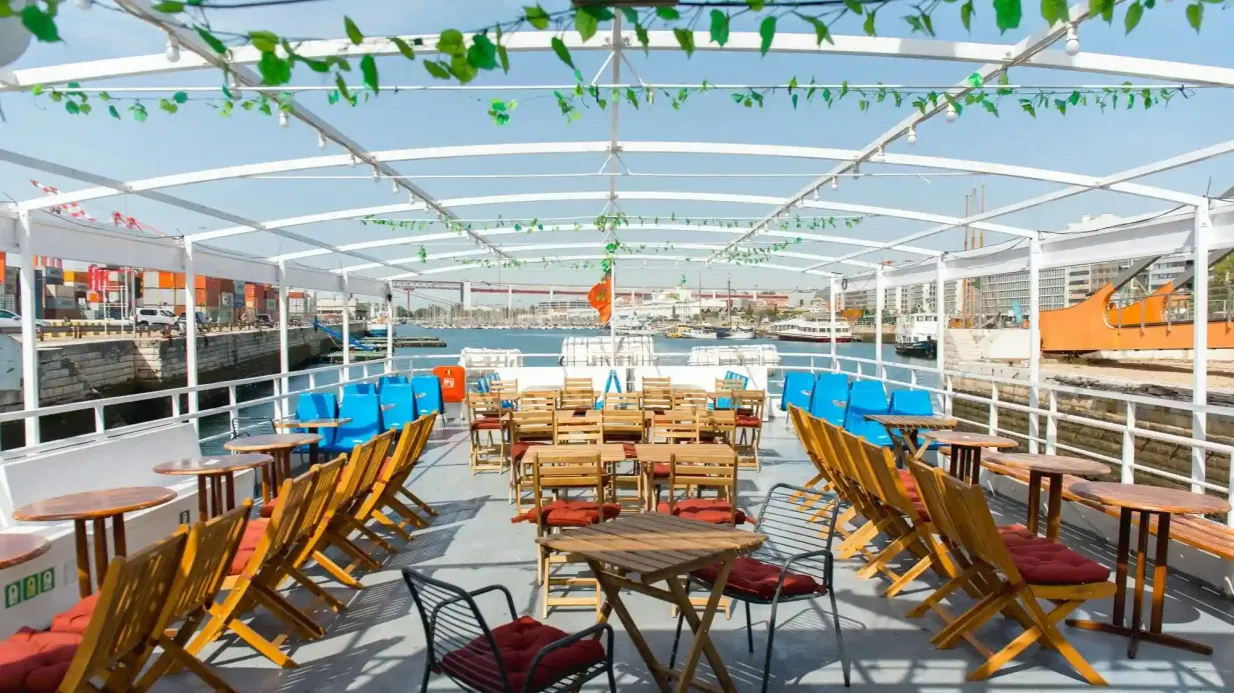 Lisbonne : Dîner-croisière sur le Tage + spectacle de fado