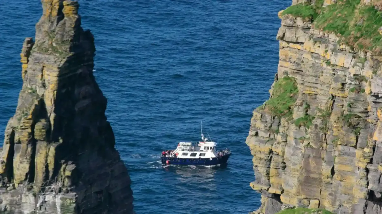 Acantilados de Moher y Cueva de Aillwee: Excursión Guiada desde Dublín + Paseo en Barco Operado por Irish Day Tours