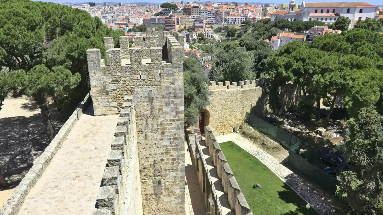 São Jorge Castle: Entry Ticket + Audio Guide Provided by Clio Muse S.A.