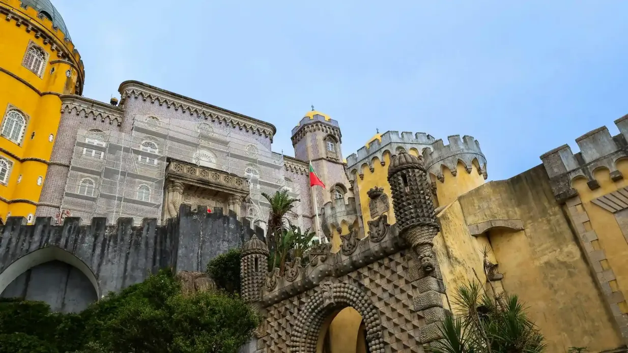 Sintra: Excursión guiada de un día desde Lisboa + Entrada a la Quinta da Regaleira y al Palacio de la Pena Operado por Living Tours Lisboa LDA
