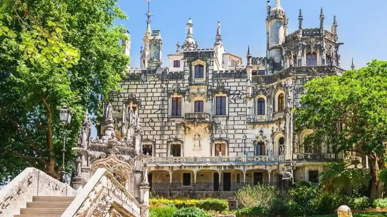 Sintra e Quinta da Regaleira: tour guidato da Lisbona + visita facoltativa al Palazzo di Pena Fornito da Sintra, Quinta da Regaleira & Pena Park: Guided Tour from Lisbon
