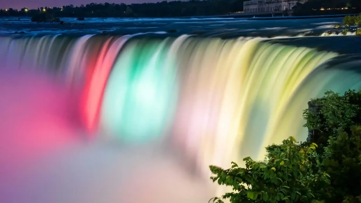 Chutes du Niagara US : Illuminations nocturnes et Maid of the Mist (en option) Fournie par Attractions4Us LLC