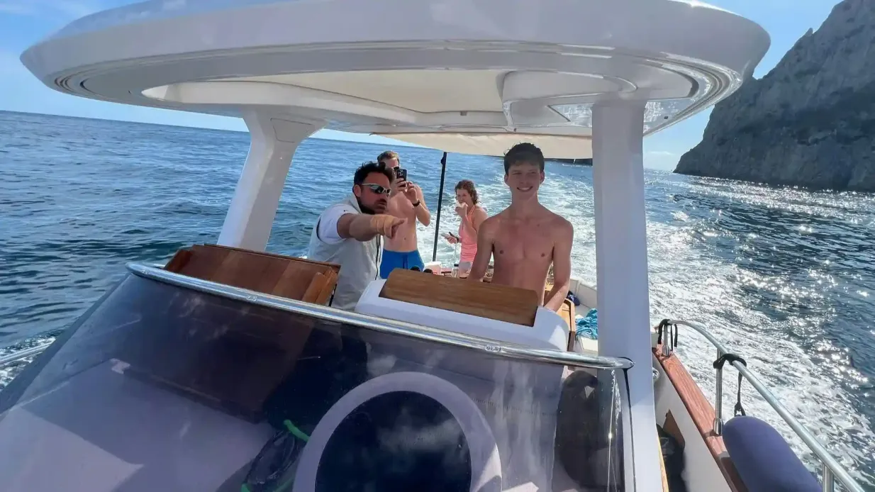 Capri: tour guidato in barca + bevande + snorkeling Fornito da T-Bros srl