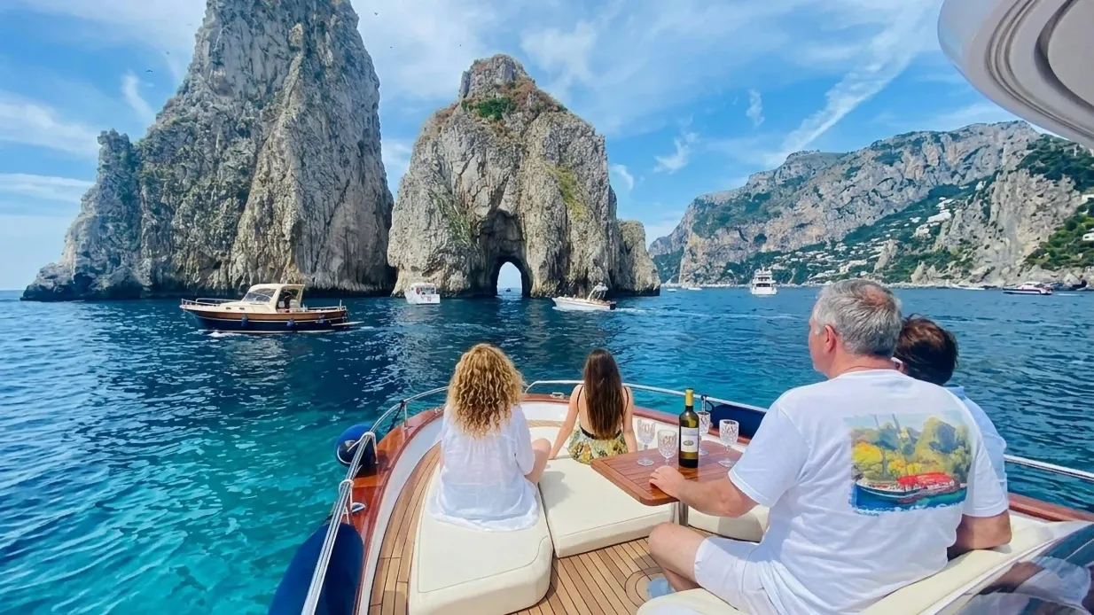 Capri: Tour in barca da Positano + Brunch + Bevande + Snorkeling Fornito da T-Bros srl