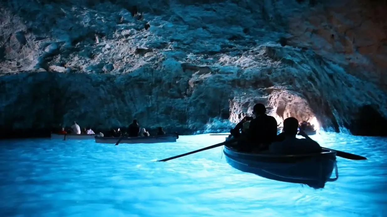Capri: Tour guidato in barca + bevande + visita alla Grotta Azzurra Fornito da T-Bros srl