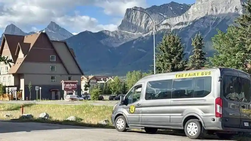 Banff: Gemeinsamer Shuttle-Transfer vom internationalen Flughafen Calgary Bereitgestellt von The Fairy Bus