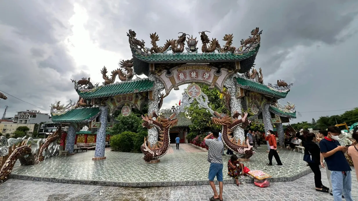 Phu Chau Floating Temple & Binh Quoi Tourist Village: Guided Speedboat Tour