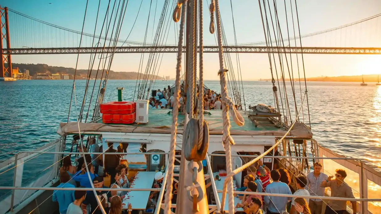 Lisbonne : Sunset Boat Party + Musique live + Entrée en boîte de nuit