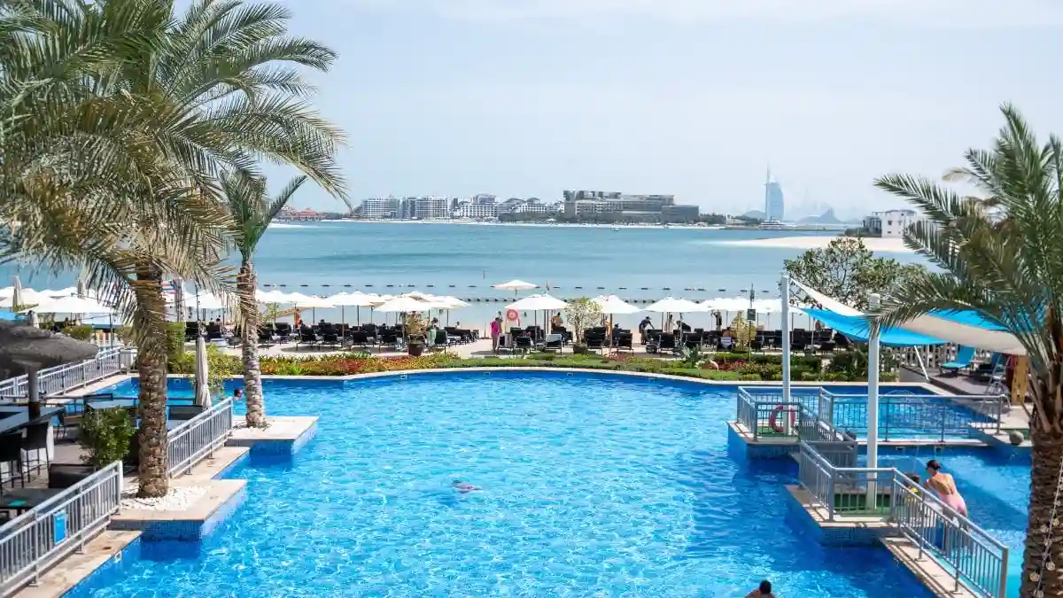 Riva Beach Club: Pool & Privatstrand Tageskarte + Kajak oder Paddleboarding
