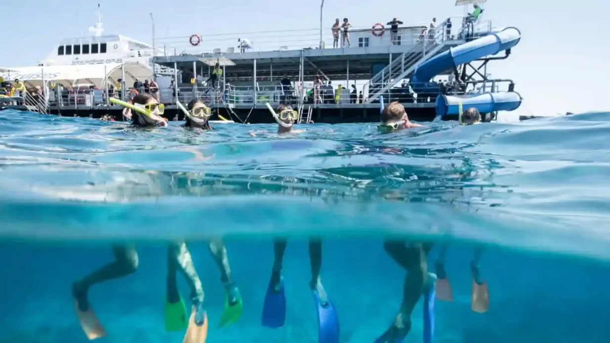 Moore Reef: Tour in pontone da Cairns + pranzo + snorkeling Fornito da Sunlover Reef Cruises